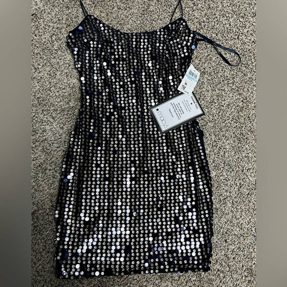 Black-ish blue , séquense dress